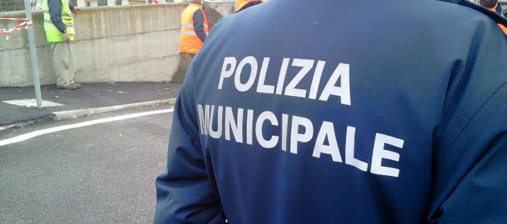 Salerno, la polizia municipale salva anziana sola in casa