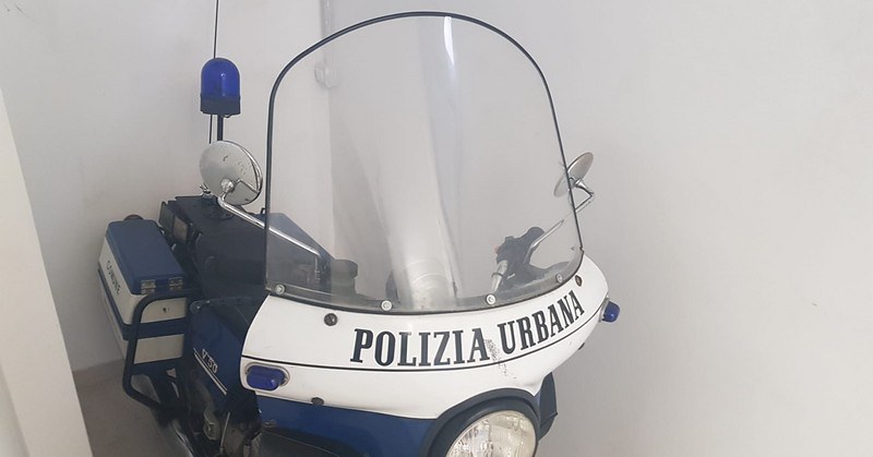 Moto d’epoca dei vigili urbani simbolo di rappresentanza della storica istituzione della Polizia Locale