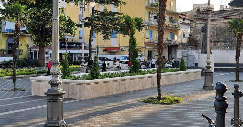 A Pagani ancora danneggiamenti al giardino in piazza Sant’Alfonso. Il sindaco: “Difficile lavorare con l’inciviltà che continua a dilagare”