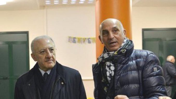 Inchiesta bufera su Salerno, De Magistris: “E De Luca fa le foto con Fico e Di Maio”