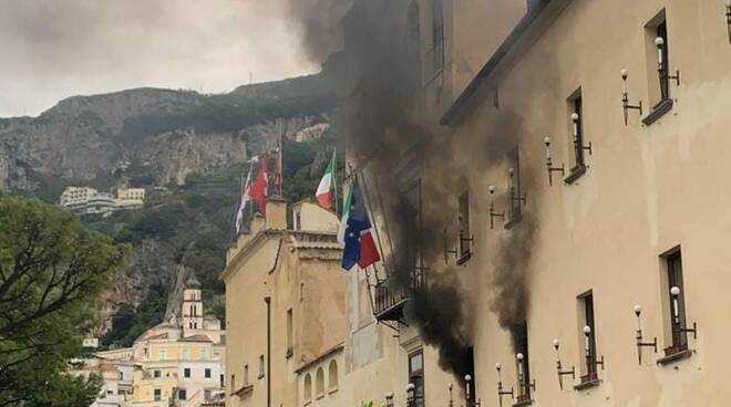 Amalfi, a fuoco gli uffici dell’Anagrafe