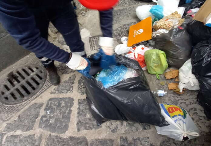 Rifiuti ammassati in via Canali a Salerno,  pescherie e ristoranti nel mirino