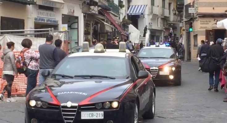 Sorpreso “brillo” alla guida dell’auto dopo incidente, denunciato ad Amalfi