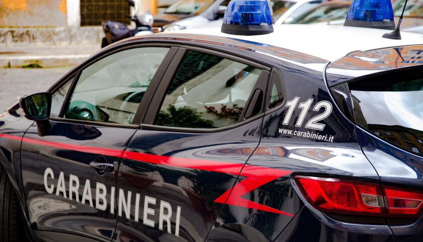 Furto in casa a Salerno, arrestato a Napoli ladro mentre preleva denaro contante con la carta di credito rubata