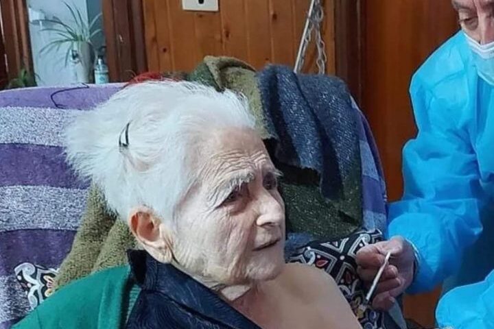 Montano Antilia, terza dose di vaccino per nonna Amalia di 104 anni