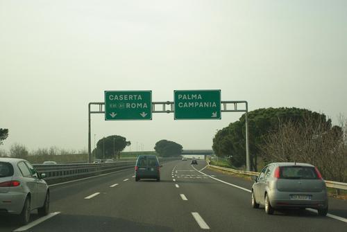 Oggetto colpisce auto in autostrada, automobilista ferita finisce al Ruggi di Salerno