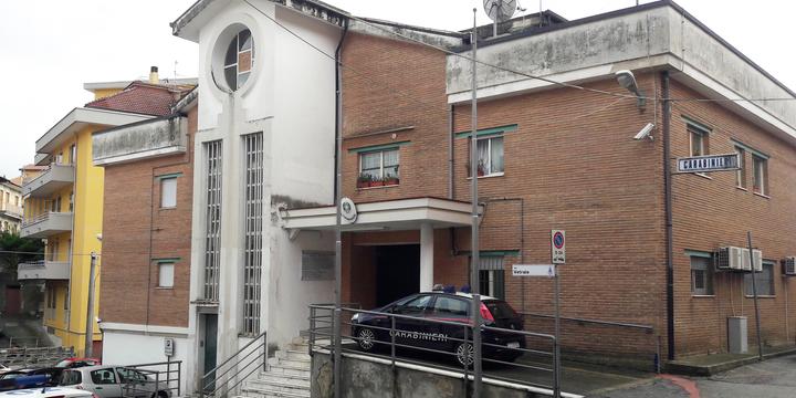 San Cipriano Picentino,  citofona ai carabinieri e poi urina davanti alla porta