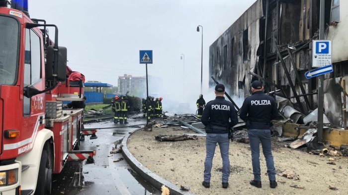 Aereo precipita nel milanese, 8 morti