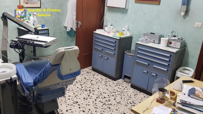 Dentista senza autorizzazioni trovato a Cava de’ Tirreni con armi in casa