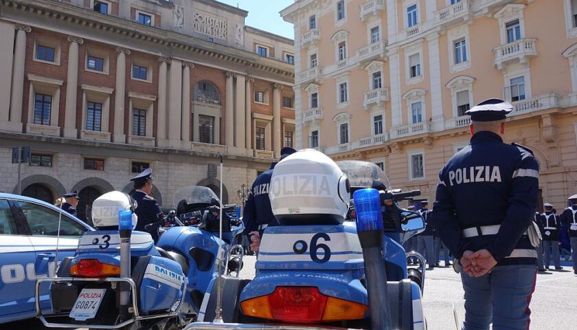 Lite in piazza Amendola a Salerno, extracomunitario ferito alla mano