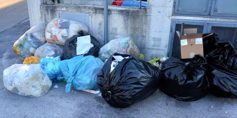 Salerno, errato conferimento rifiuti: scuole, condomini e uffici multati