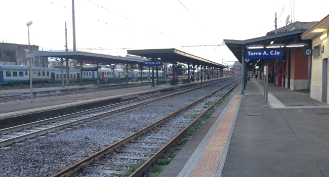 Palazzo a rischio crollo, bloccata linea storica ferroviaria Napoli/Salerno