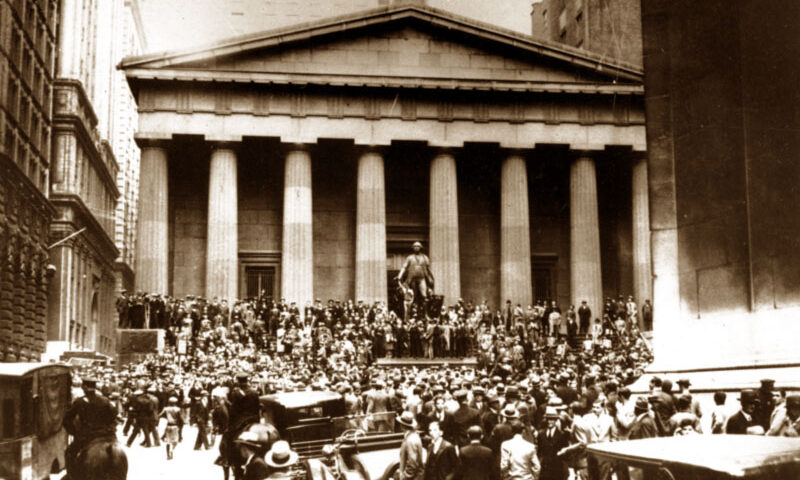 Il 24 ottobre 1929  con il “giovedì nero” inizia il più clamoroso tonfo della storia di Wall Street