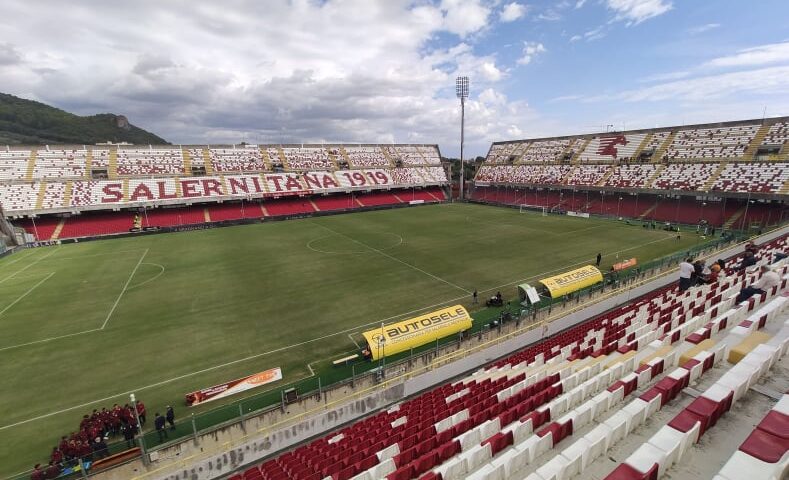 Ordinanza del sindaco di Salerno che vieta vendita alcolici e bevande nei contenitori allo stadio Arechi