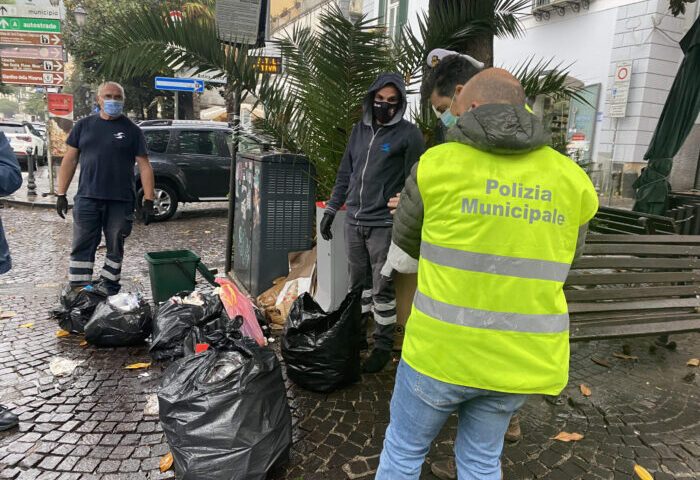 Abbandono di rifiuti davanti la Chiesa di Santa Lucia a Salerno
