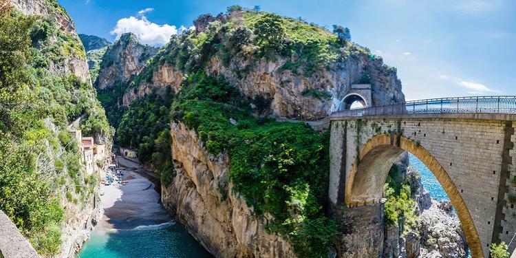 Lancio dal ponte di Furore, ancora senza esito le ricerche per il 24enne Martorelli. Si riprende domani