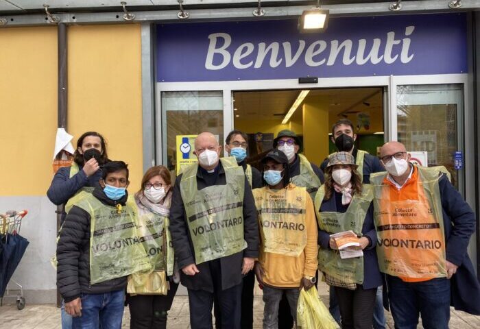 Colletta alimentare, anche l’Arcivescovo di Salerno Bellandi fa la spesa