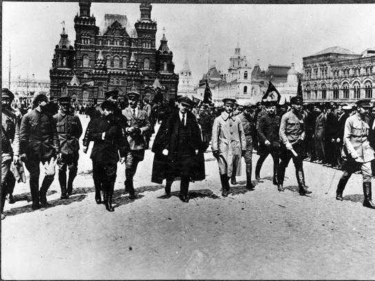 La notte del 6 novembre 1917 con la presa del Palazzo d’Inverno a Pietrogrado inizia la Rivoluzione bolscevica