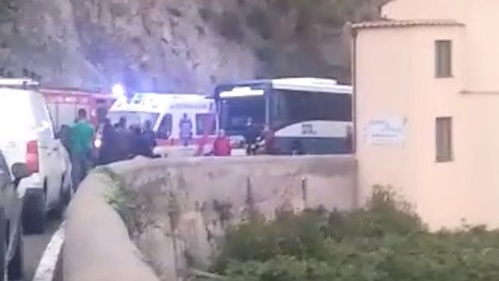 Costiera amalfitana, muore giovane centauro: è finito sotto le ruote di un bus