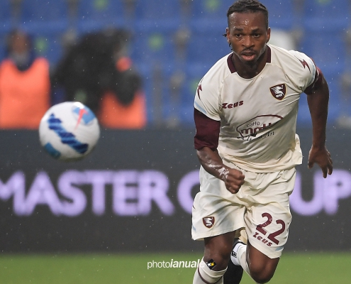 Bonazzoli tiene a galla la Salernitana, pari in pieno recupero a Cagliari