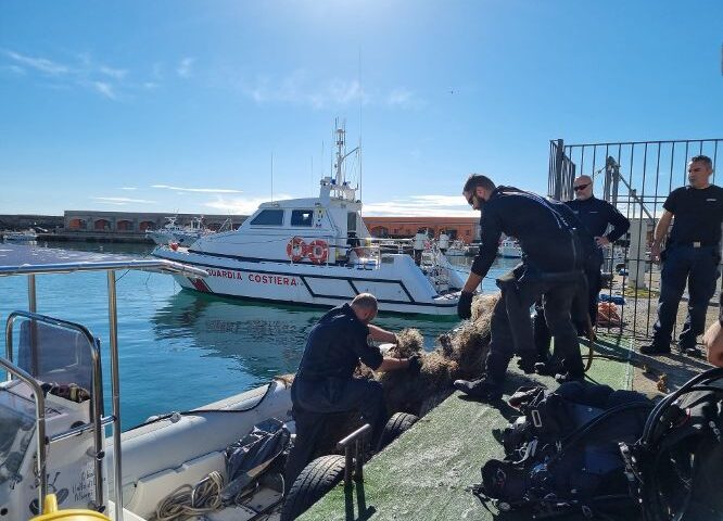 Palinuro, operazione “Reti fantasma”: rimosse 8 reti nel Circondario Marittimo