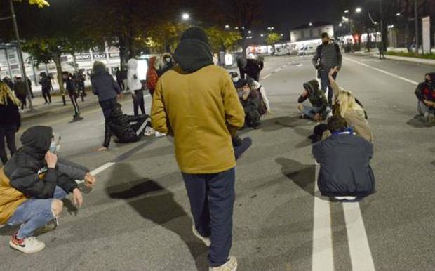 Raid contro i tifosi salernitani a Roma con accoltellamento: 5 laziali fermati, uno era già daspato