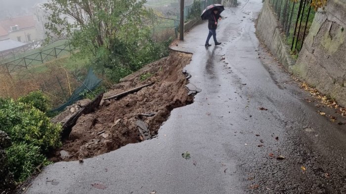 Maltempo, a Scala cede un tratto di strada