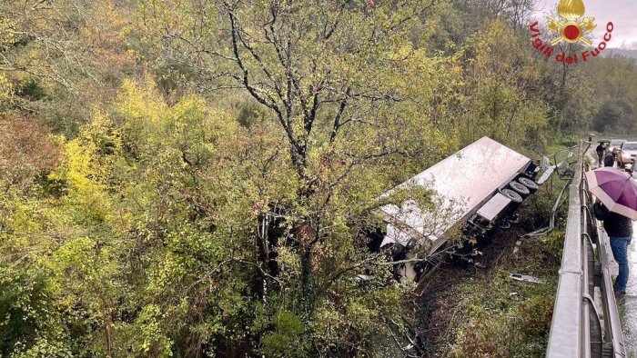 Tir nel dirupo a Torre Orsaia, ferito l’autista che è stato trasferito al Ruggi