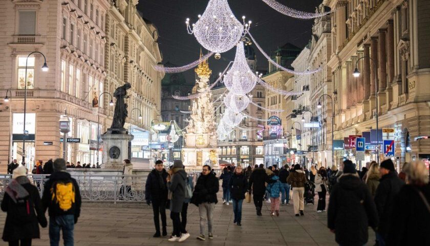 L’Austria da lunedì va in lockdown per 3 settimane, vaccino obbligatorio da febbraio