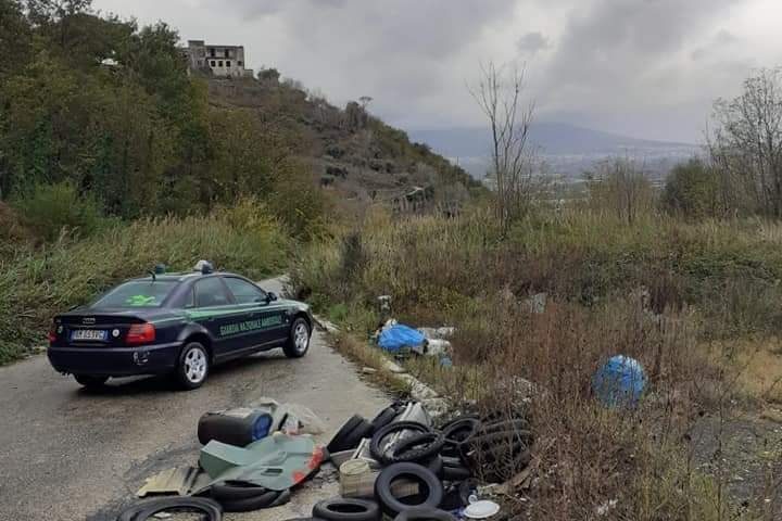 Sarno, scoperta discarica a cielo aperto