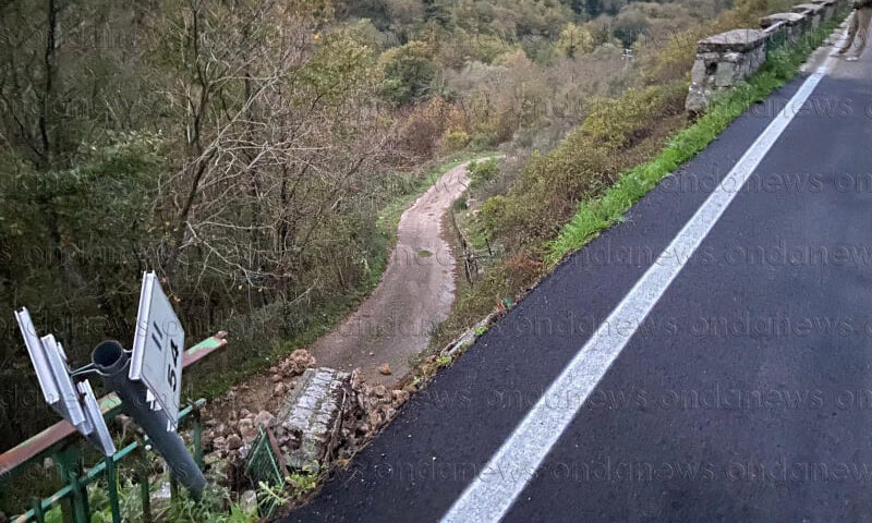 Cede muro di contenimento, sulla strada degli Alburni attivato il senso alternato di marcia