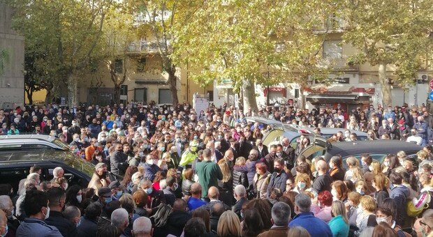 Incidente sulla SS 19, lacrime e dolore per l’addio a Greta e alla madre Vincenza