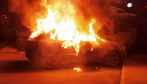Boato nel centro storico di Eboli, Suv avvolto dalle fiamme Boato nel centro storico di Eboli, Suv avvolto dalle fiamme