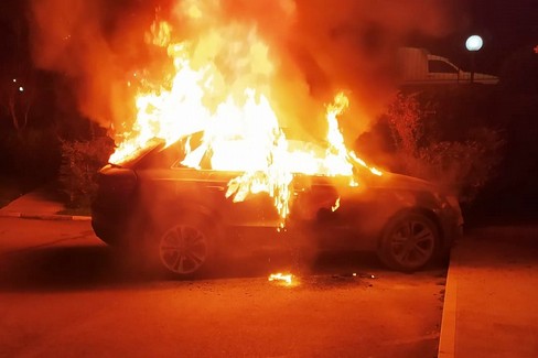 Paura nella notte in via Gonzaga ad Eboli: a fuoco due auto
