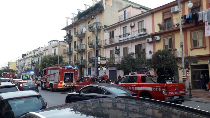 Salerno, esplosione nel sottoscala: 3 vigili del fuoco feriti