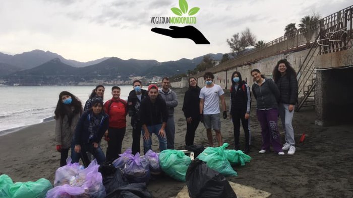 Voglio un Mondo Pulito, gli attivisti raccolgono 100 kg di rifiuti dalla spiaggia di Pastena