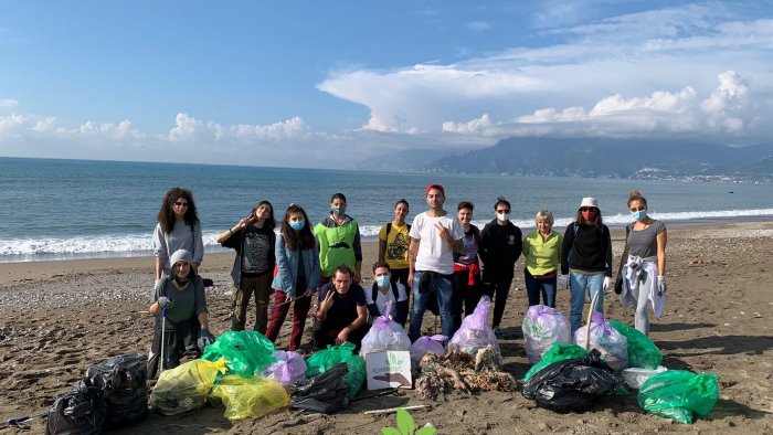 Attivisti di “Voglio un Mondo Pulito” rimuovono 177 kg di rifiuti dalla spiaggia in via Allende a Salerno