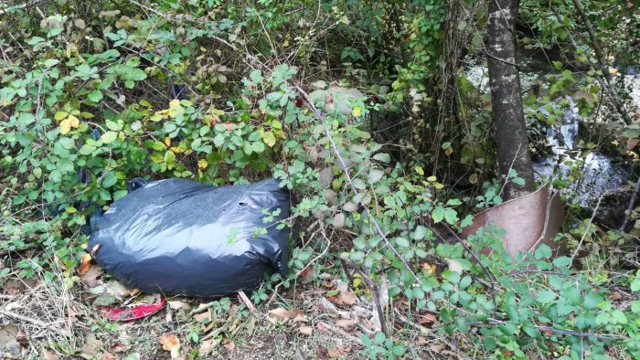 Rifiuti abbandonati, la denuncia di Legambiente per il Parco dei Picentini