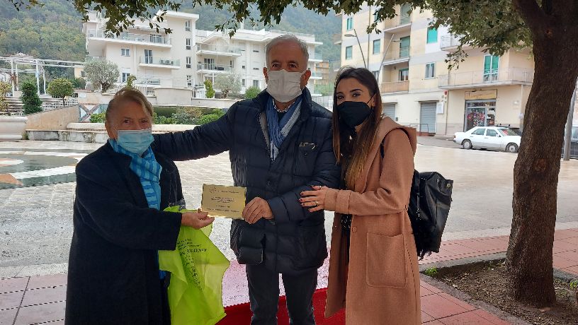 Giornata internazionale contro la violenza sulle donna, a Roccapiemonte il Comune e Nova Sociale colorano di rosso la panchina contro tutte le violenze