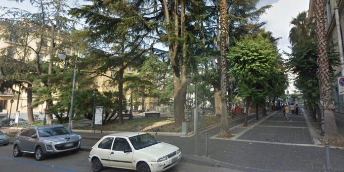 Vandali in piazza San Francesco, devastato impianto telefonico