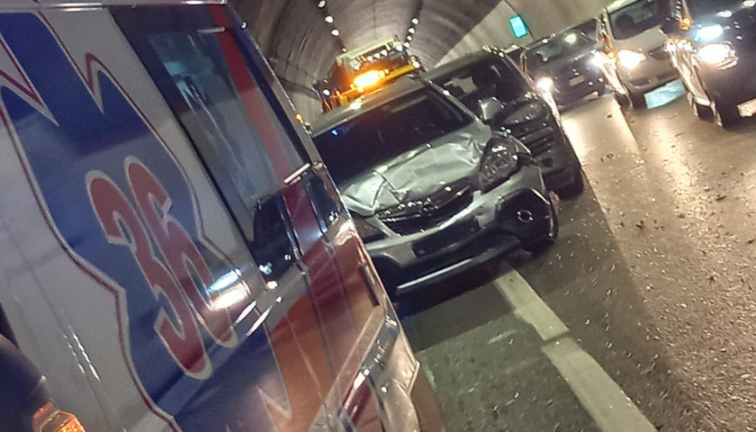 Paura in autostrada, furgone a fuoco tra Salerno e San Mango Piemonte: traffico paralizzato