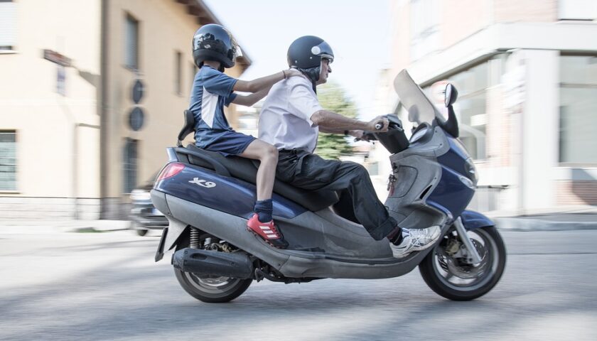 Il 12 novembre 1999 sullo scooter casco obbligatorio per tutti