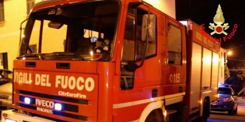 Salerno, incendio in un garage del centro storico