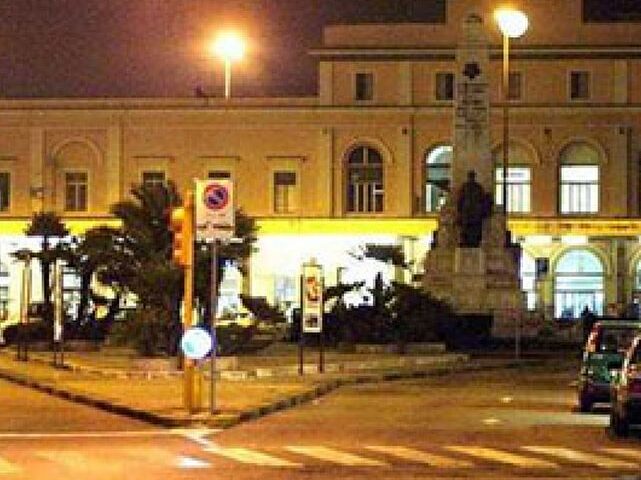 Litigano con il barista e danneggiano l’autombulanza, paura e caos in piazza Vittorio Veneto a Salerno