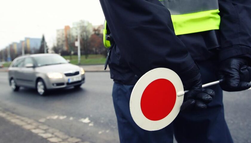 Salerno, agenti in borghese sanzionano cliente di un circolo ricreativo senza green pass