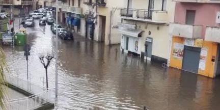 Ambulanza in ritardo causa allagamento, muore un’anziana