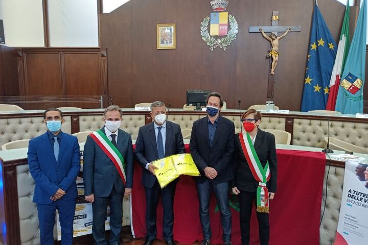 BATTIPAGLIA: 250 GIUBBOTTI AI LAVORATORI IMMIGRATI CONTRO GLI INCIDENTI STRADALI