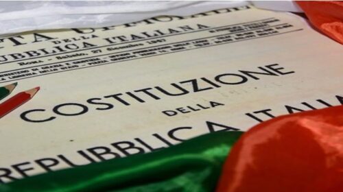 Il 22 dicembre del 1947 l’Assemblea Costituente approva la Costituzione della Repubblica Italiana Il 22 dicembre del 1947 l’Assemblea Costituente approva la Costituzione della Repubblica Italiana