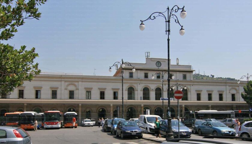 Coperte dei clochard in fiamme davanti alla chiesa della stazione di Salerno