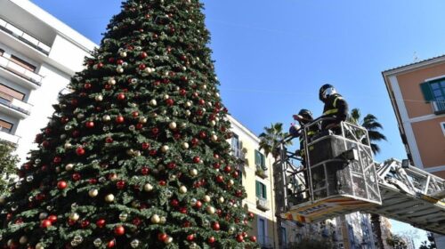 Salerno, albero piazza Portanova: c’è anche decorazione Natalizia della Polizia